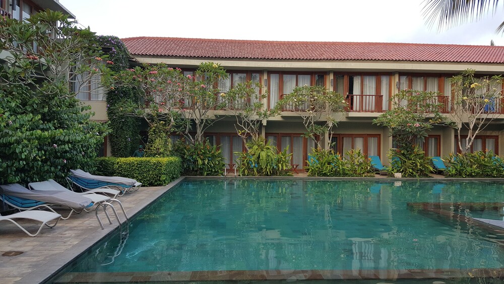Kolam Renang Luar Ruangan
