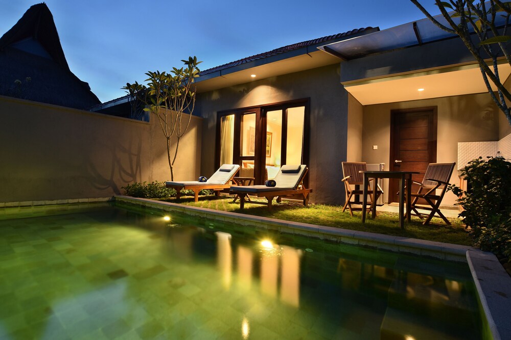 Kolam Renang Luar Ruangan