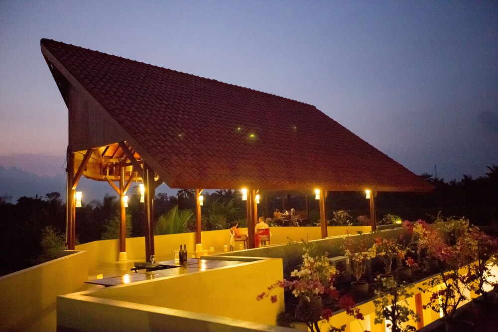 Tempat Makan Luar Ruangan