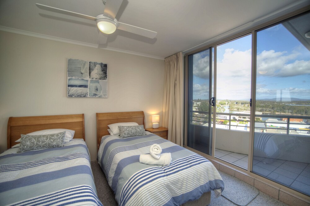 Apartment, 3 Bedrooms, Beach View - Guestroom