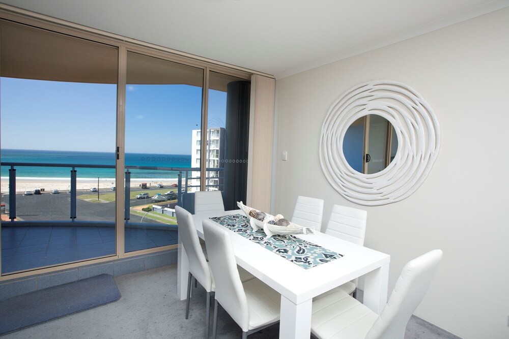 Apartment, 2 Bedrooms, Beach View - In-Room Dining