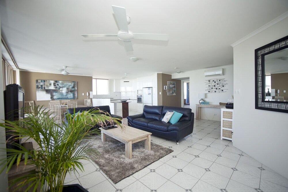 Penthouse, 3 Bedrooms, Beach View - Living Area