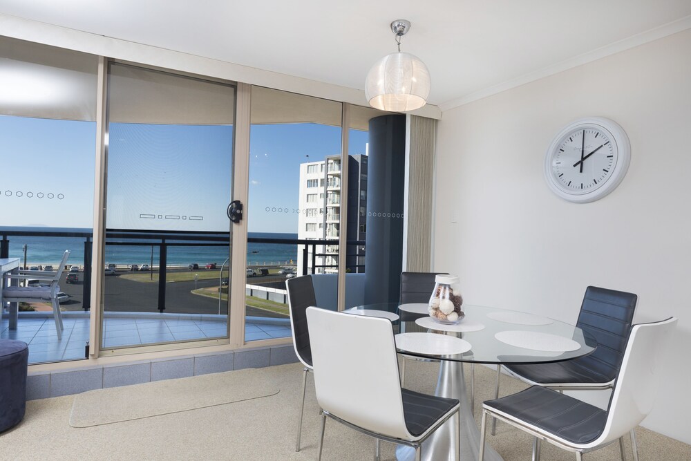Apartment, 2 Bedrooms, Beach View - Guestroom