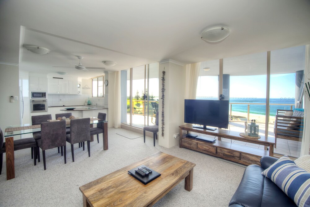 Apartment, 3 Bedrooms, Beach View - Living Area