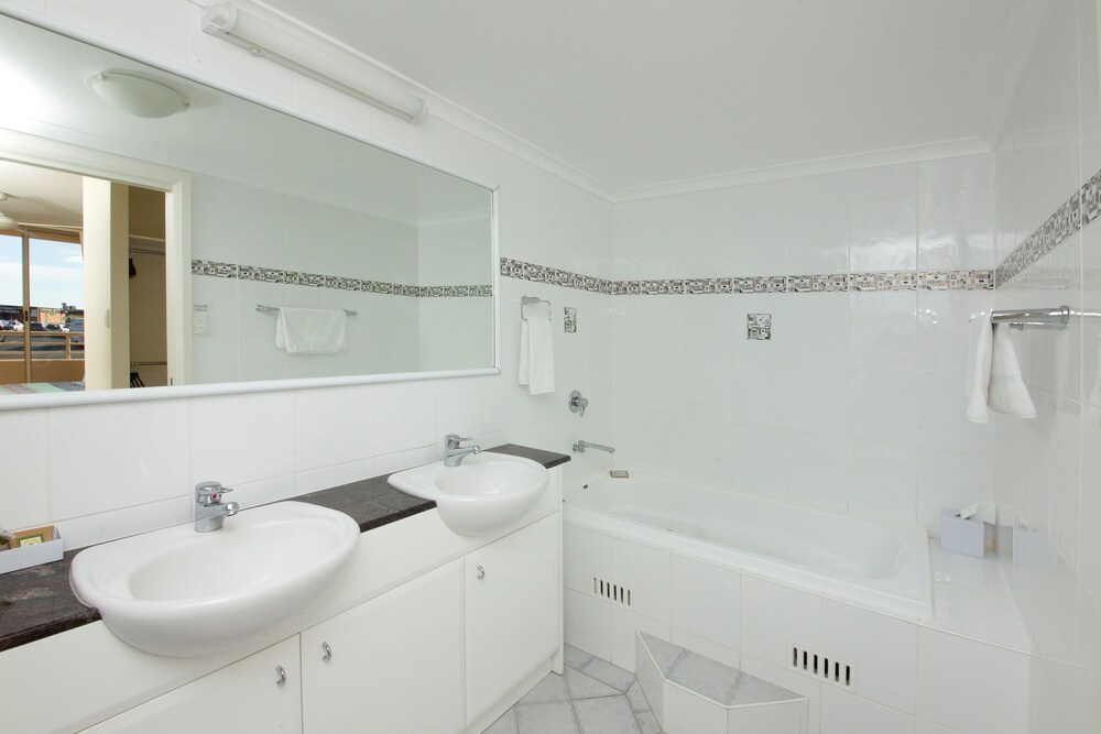 Apartment, 2 Bedrooms, Ocean View - Bathroom