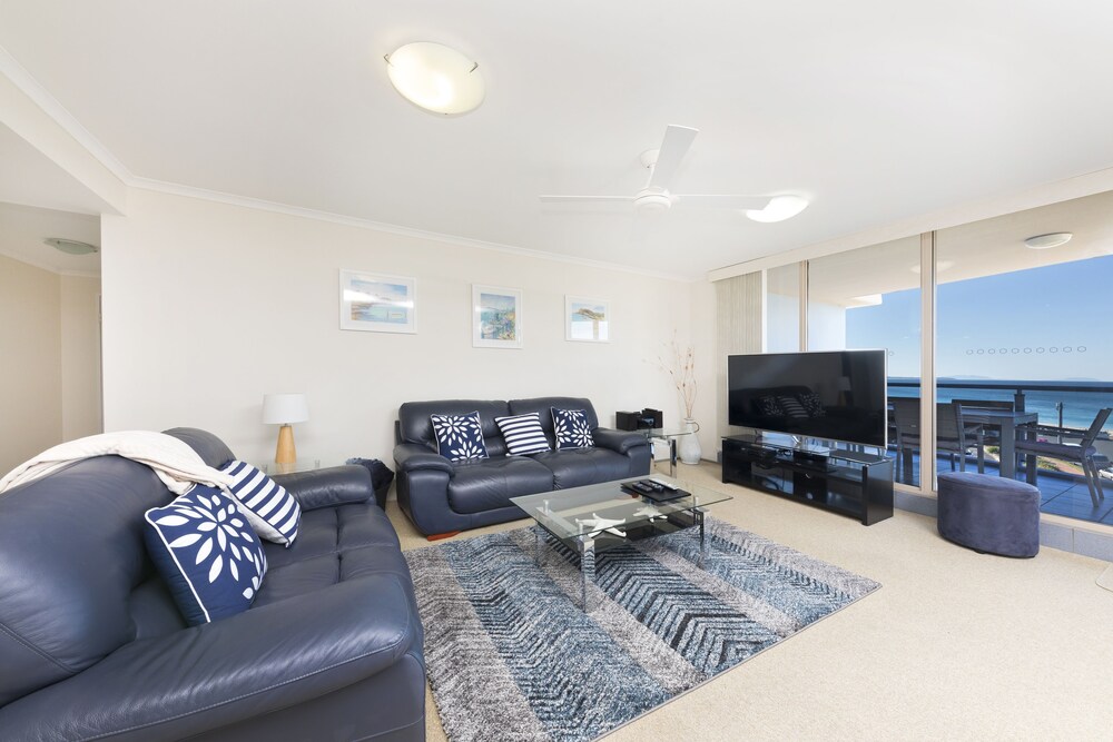 Apartment, 2 Bedrooms, Beach View - Guestroom