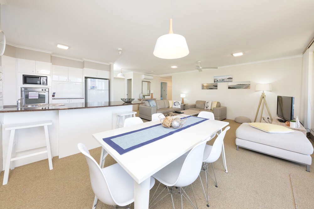 Apartment, 2 Bedrooms, Ocean View - Living Area