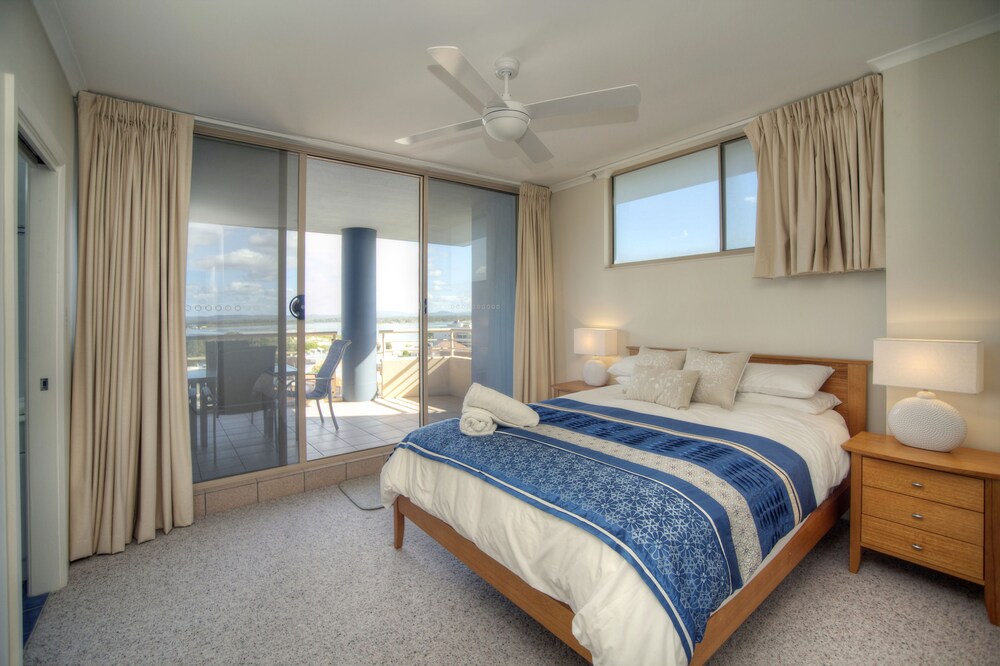 Apartment, 3 Bedrooms, Beach View - Guestroom