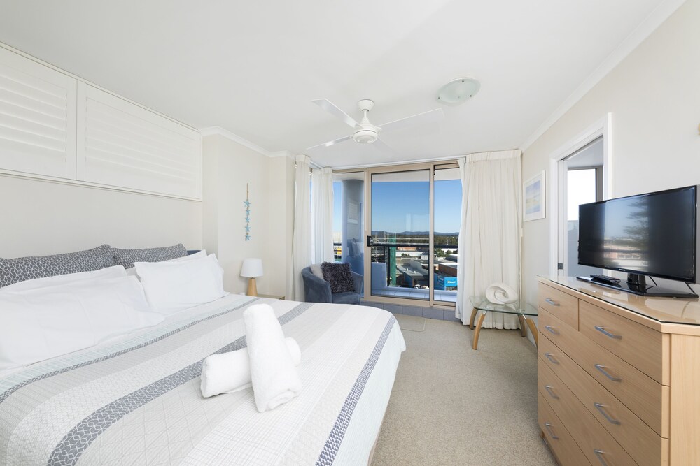 Apartment, 2 Bedrooms, Beach View - Guestroom