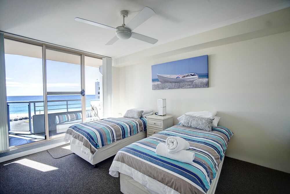 Apartment, 2 Bedrooms, Beach View - Guestroom
