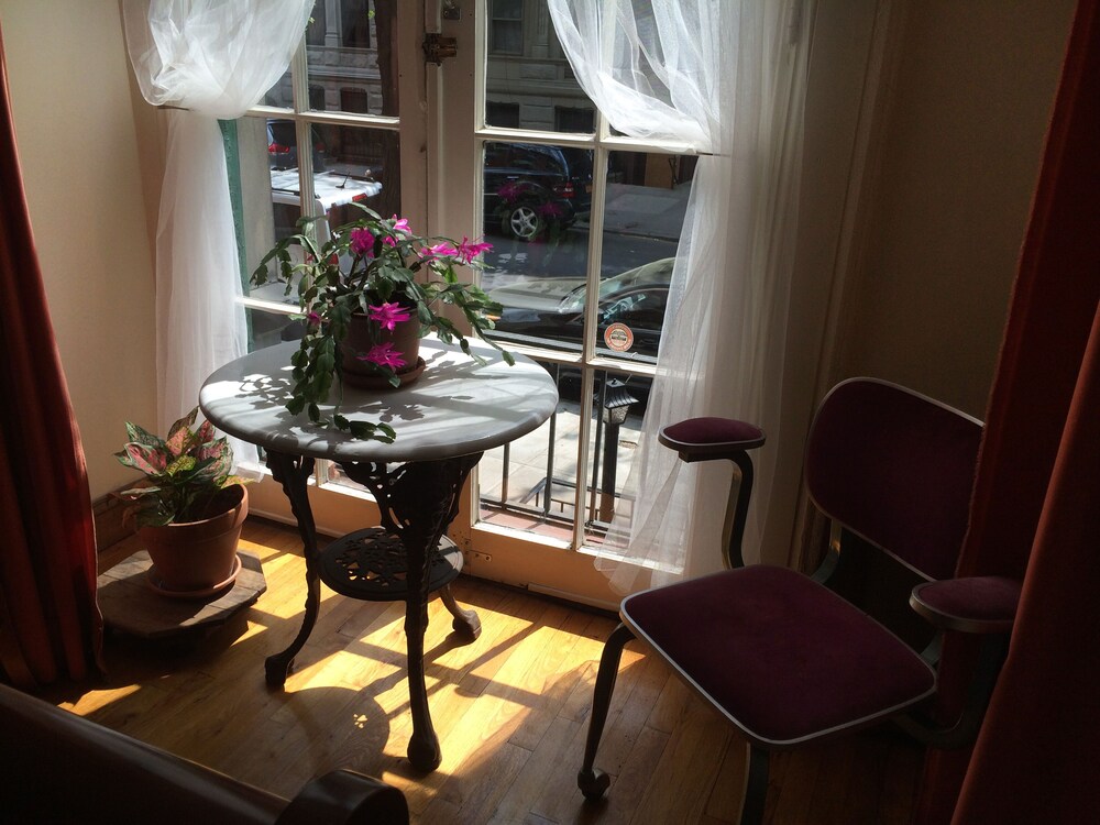 Victorian 1 BR Apartment, W74th St/Columbus Ave - Guestroom