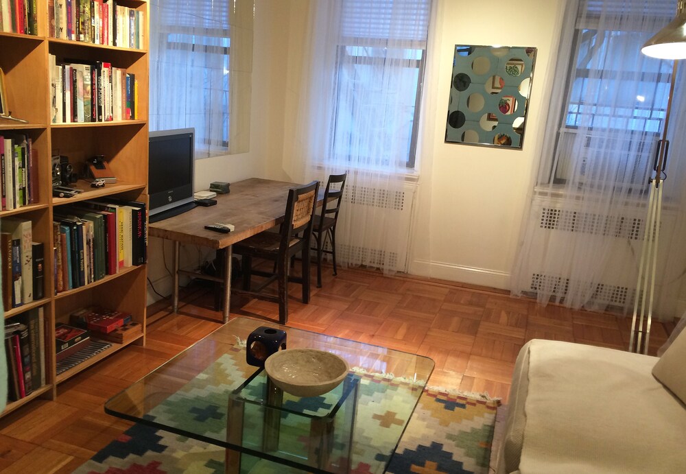 Prewar 1 BR Apartment, W65th/Broadway - Guestroom