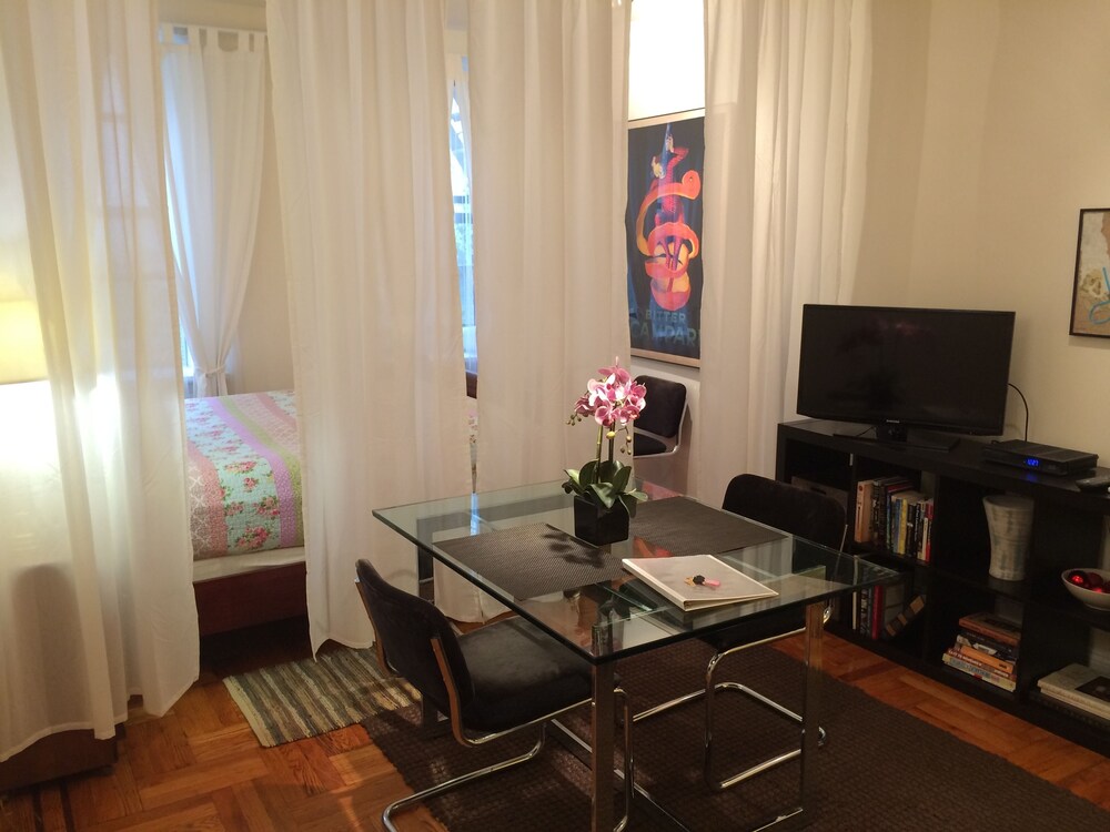Large Prewar Studio, W65th/Broadway - In-Room Dining