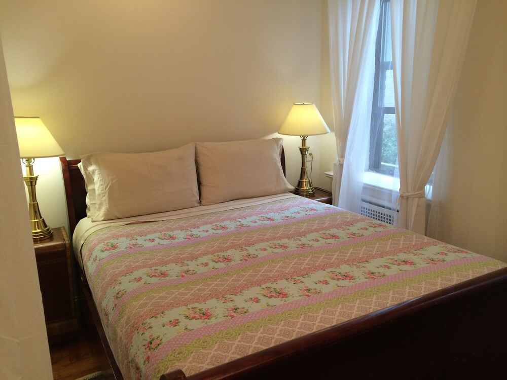 Large Prewar Studio, W65th/Broadway - Guestroom