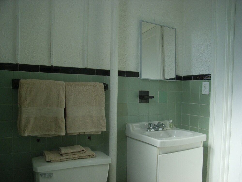 Studio, W71st/Broadway - Bathroom