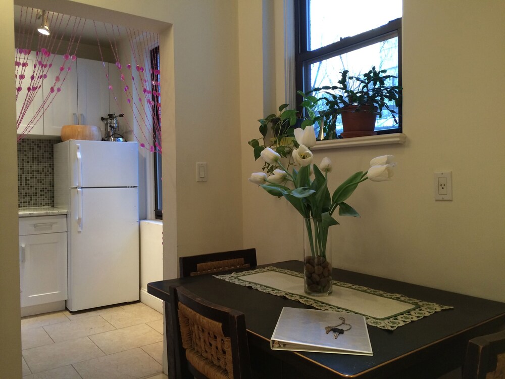 Prewar 1 BR Apartment, W65th/Broadway - Guestroom