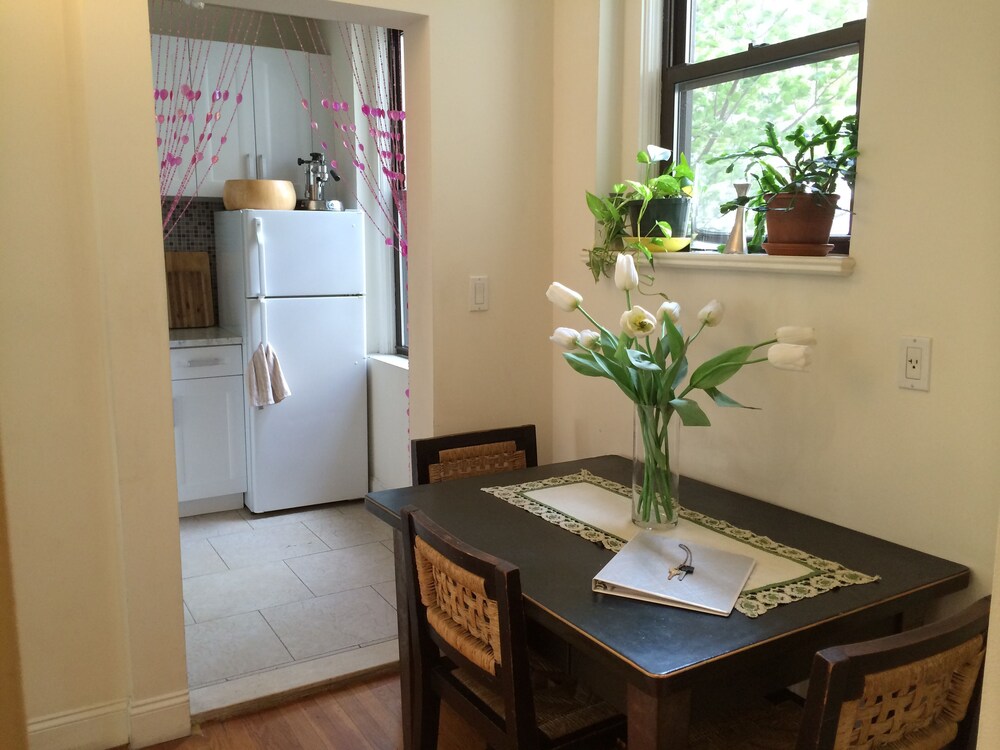 Prewar 1 BR Apartment, W65th/Broadway - Guestroom