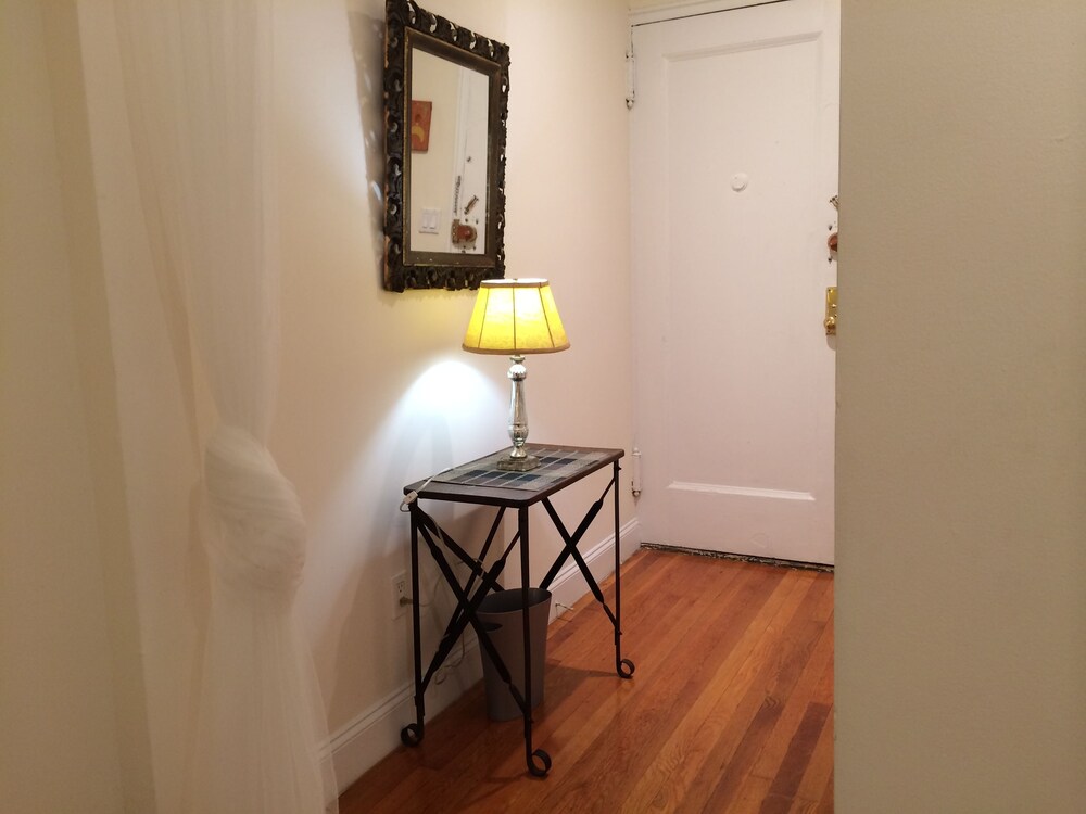 Large Prewar Studio, W65th/Broadway - Guestroom