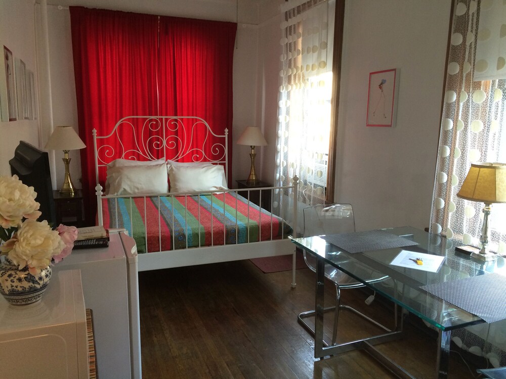 Studio, W71st/Broadway - Guestroom View