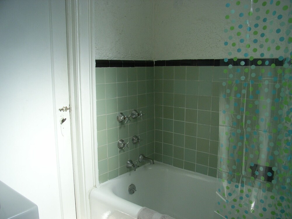 Studio, W71st/Broadway - Bathroom