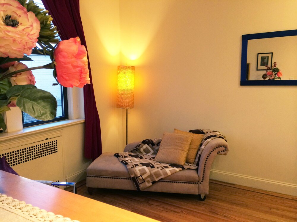 Prewar 1 BR Apartment, W65th/Broadway - Guestroom