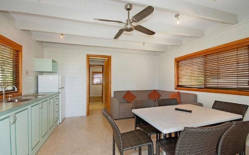 Superior 2 Bedroom Cabin Sleeps 6 - Living Area