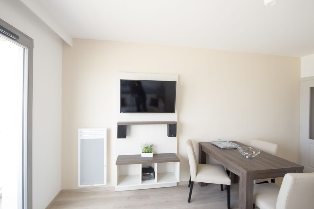 Apartment, 2 Bedrooms - Living Room