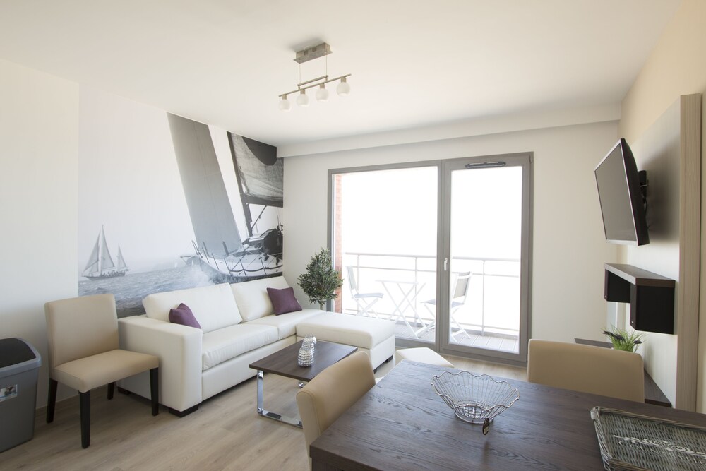 Apartment, 2 Bedrooms - Living Room