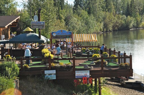 Pike's Waterfront Lodge
