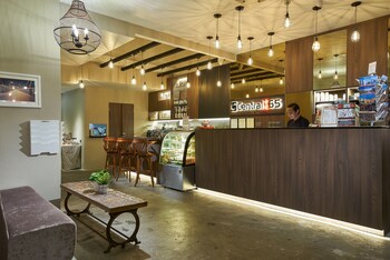 Central 65 Hostel & Cafe