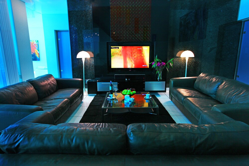 거실 (Villa with Private Pool )