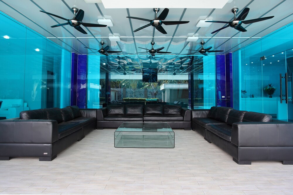 거실 (Villa with Private Pool )