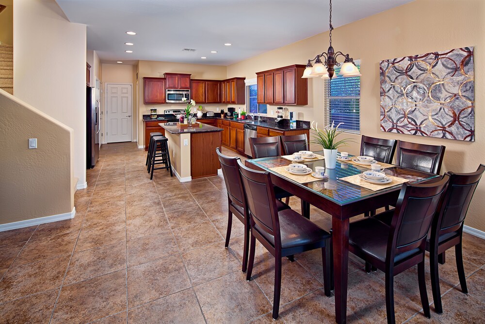 Deluxe 3 Rooms, 1 King Bed, 1 Queen Bed, 2 Twin Beds, Mountain View - In-Room Dining