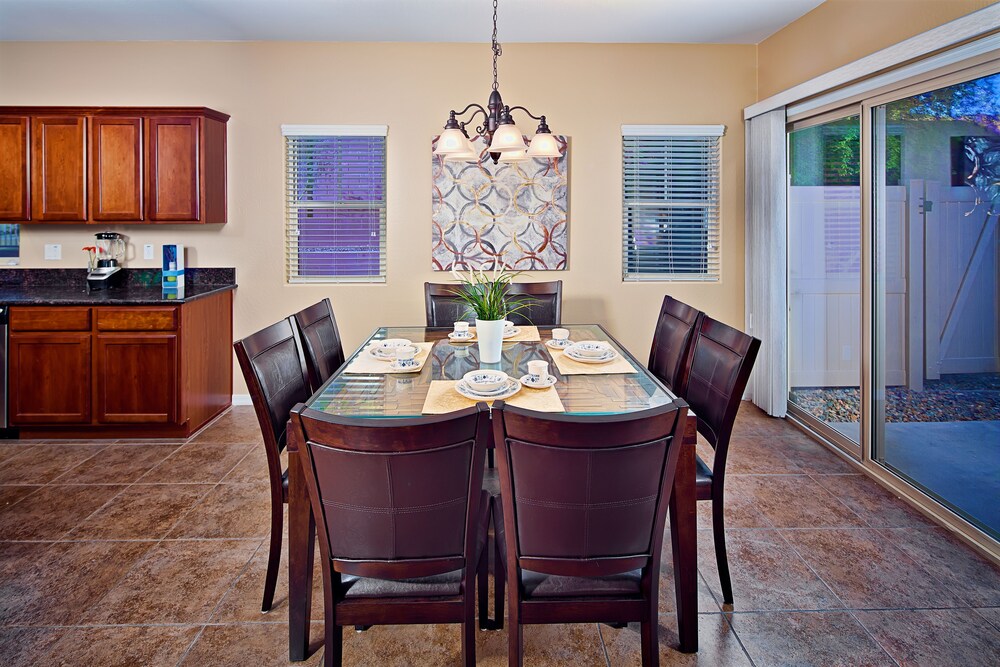 Deluxe 3 Rooms, 1 King Bed, 1 Queen Bed, 2 Twin Beds, Mountain View - In-Room Dining