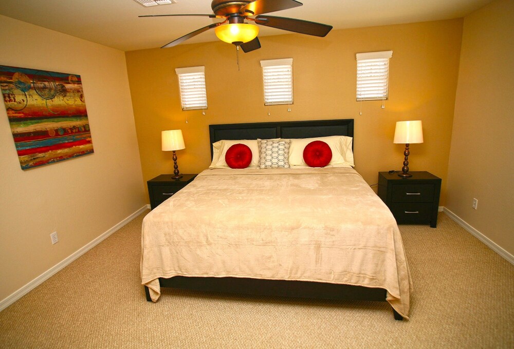 Deluxe 3 Rooms, 1 King Bed, 2 Queen Beds, Mountain View - Guestroom