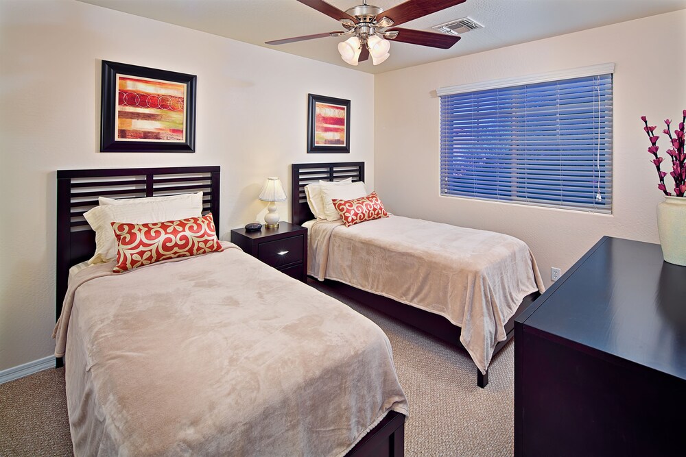 Deluxe 3 Rooms, 1 King Bed, 1 Queen Bed, 2 Twin Beds, Mountain View - Guestroom