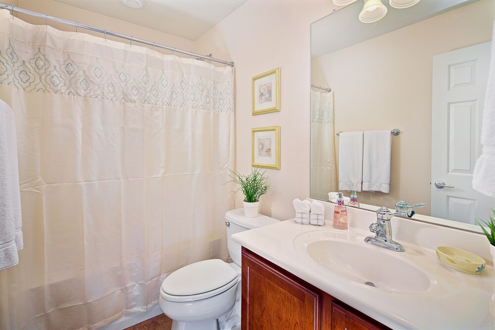 Deluxe 3 Rooms, 1 King Bed, 1 Queen Bed, 2 Twin Beds, Mountain View - Bathroom