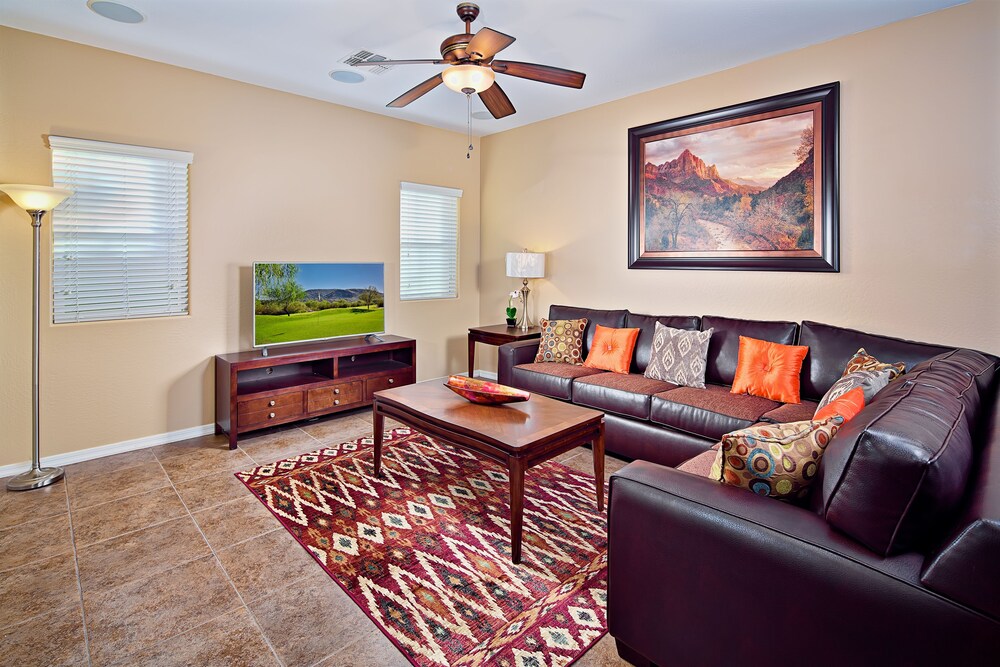 Deluxe 3 Rooms, 1 King Bed, 1 Queen Bed, 2 Twin Beds, Mountain View - Living Room