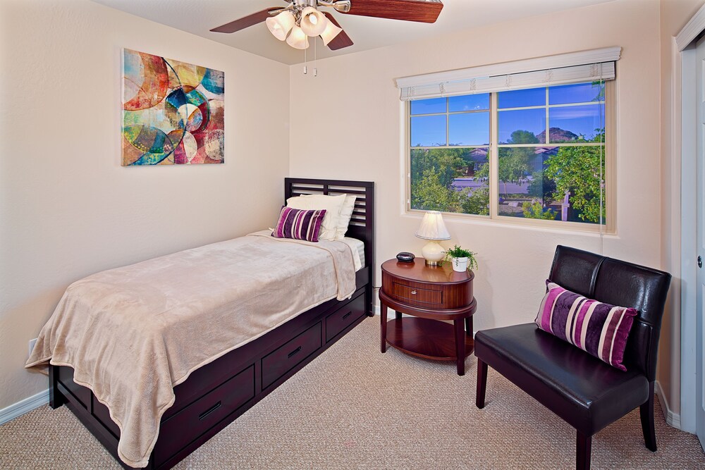 Deluxe 3 Rooms, 1 King Bed, 1 Queen Bed, 2 Twin Beds, Mountain View - In-Room Kitchen