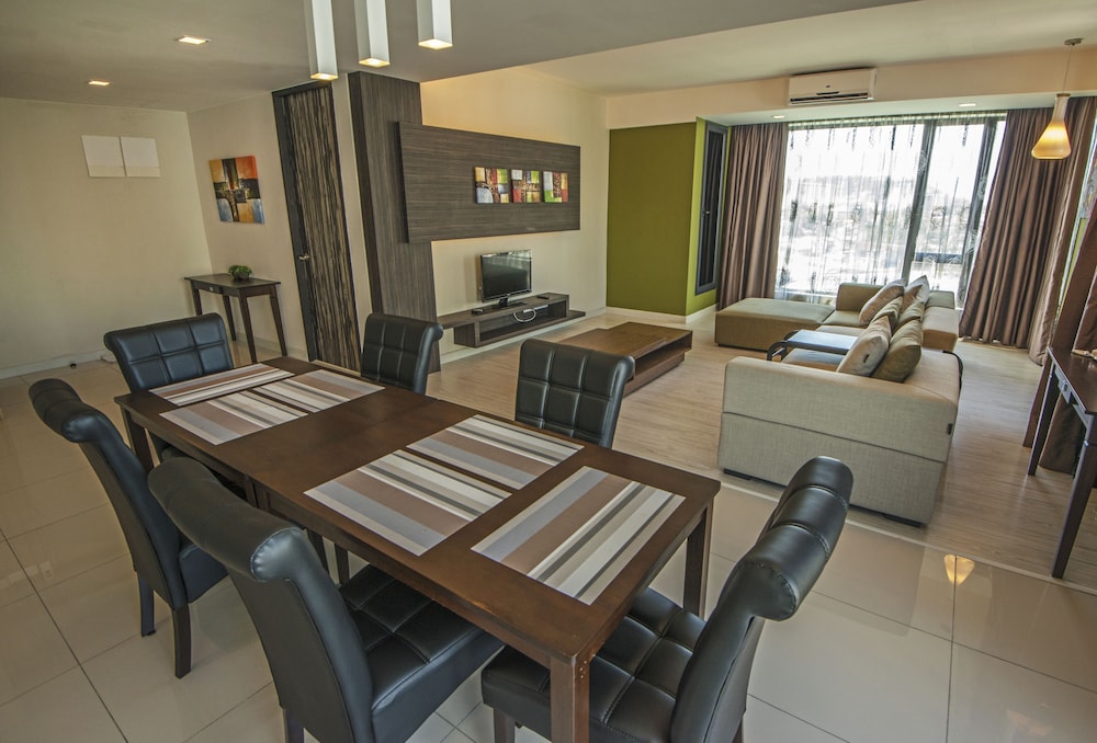 Premier Studio, 3 Bedrooms - Guestroom