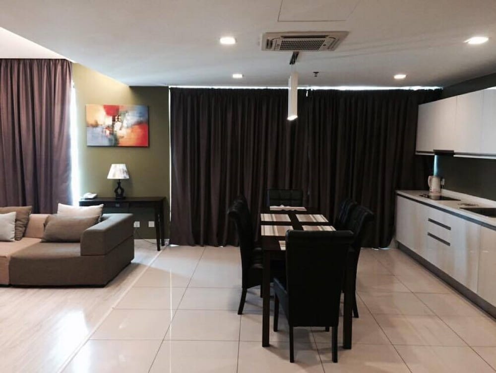 Premier Studio, 3 Bedrooms - Guestroom