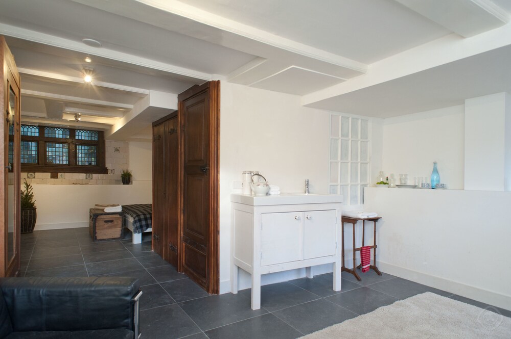 Eetruimte in kamer: Studio, 1 tweepersoonsbed en slaapbank, uitzicht op het water (Prinsengracht)