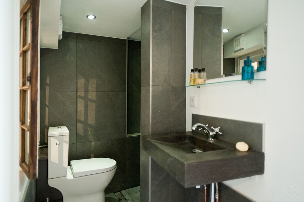 Badkamer: Studio, 1 tweepersoonsbed en slaapbank, uitzicht op het water (Prinsengracht)