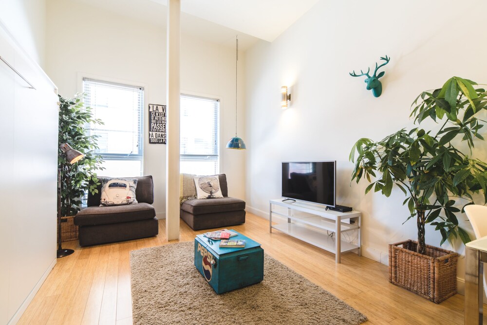 Quartier des spectacles, PA - 202A (Low Ceiling Mezzanine) - Guestroom