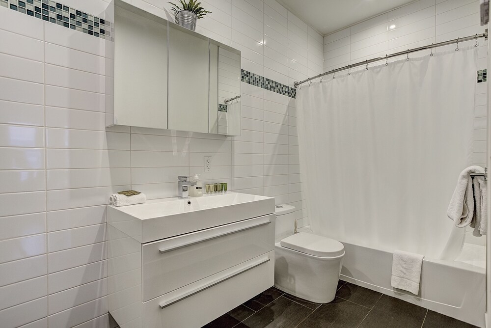 Quartier des spectacles, PA - St-Dominique - Bathroom