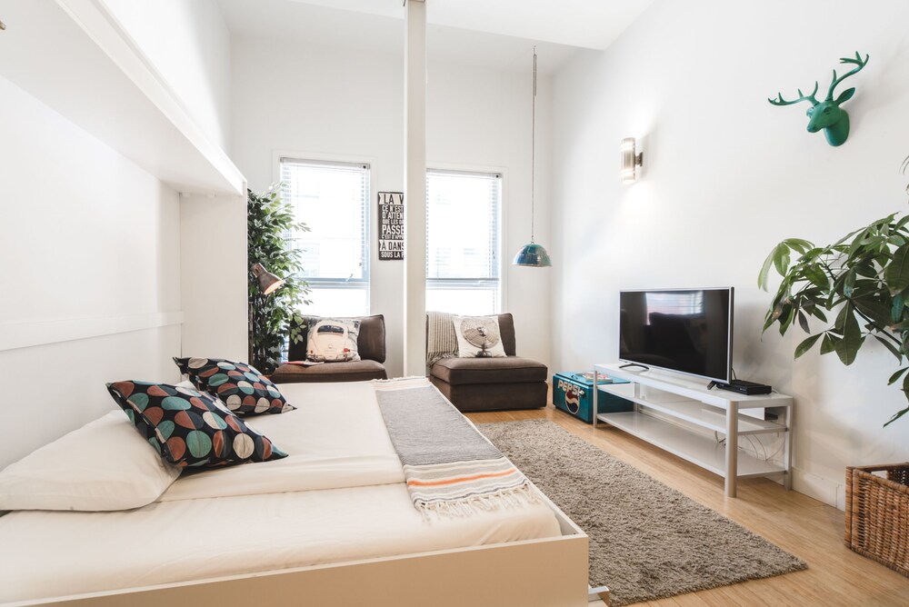 Quartier des spectacles, PA - 202A (Low Ceiling Mezzanine) - Guestroom