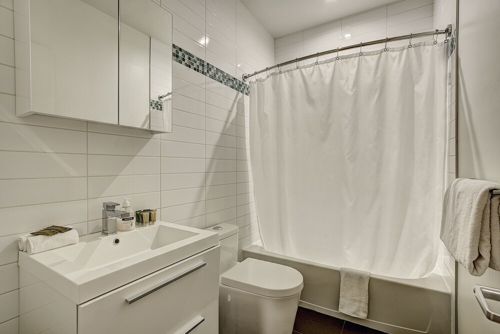 Quartier des spectacles, PA - Coloniale - Bathroom