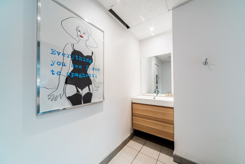 Superior Apartment, 5 Bedrooms - Bathroom Sink