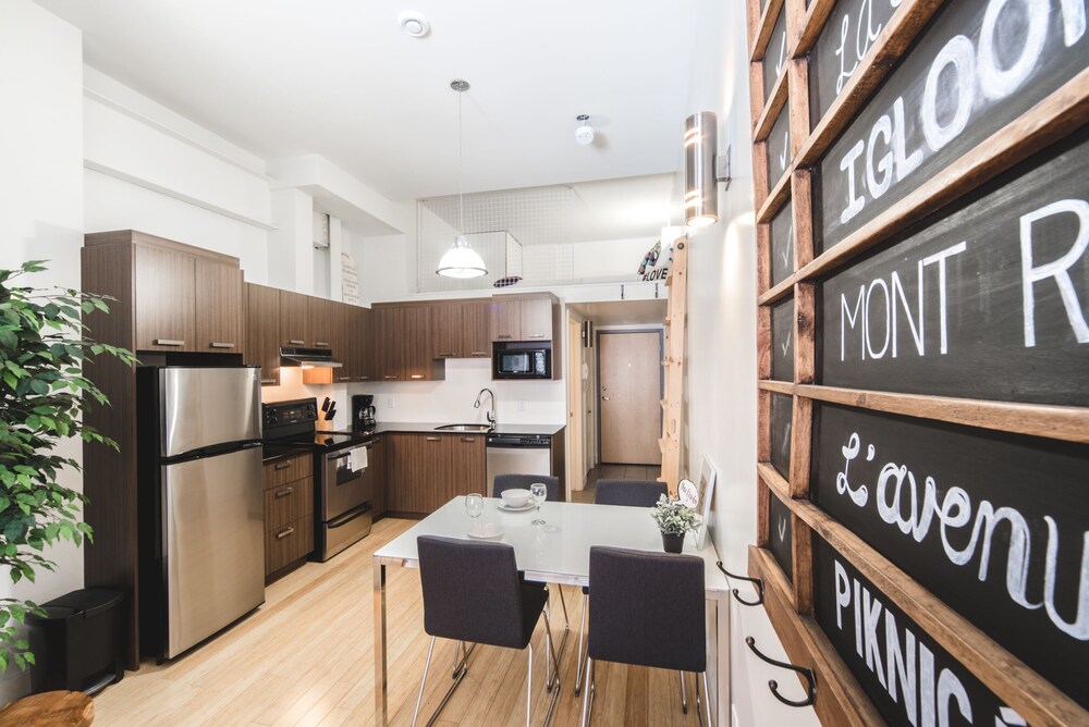 Quartier des spectacles, PA - 201A - In-Room Kitchen