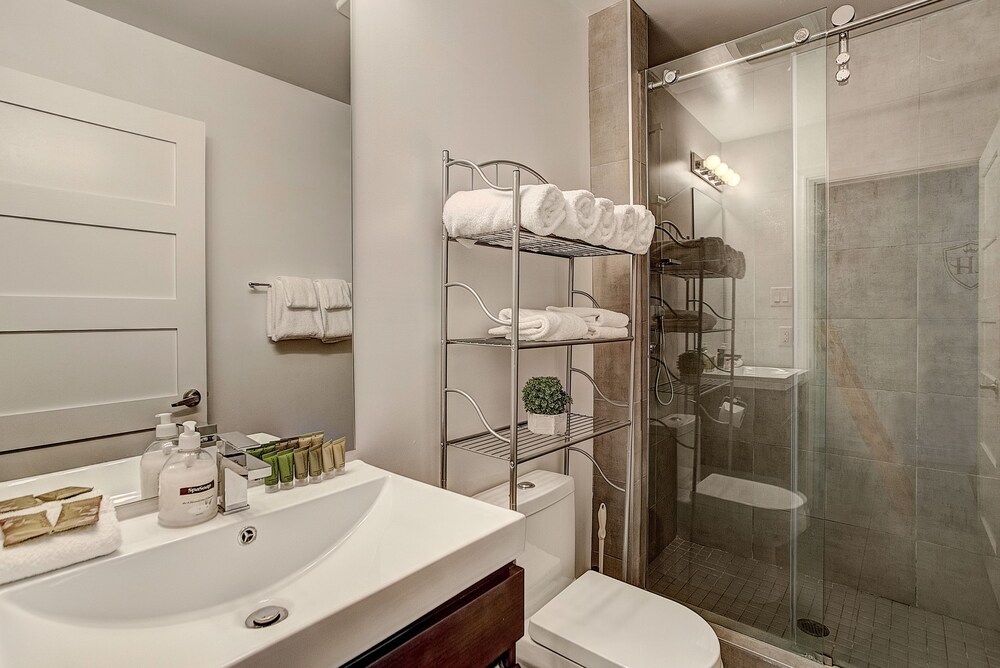 Quartier des spectacles, PA - 303A (Mezzanine) - Bathroom